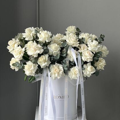 Коробка из белых роз