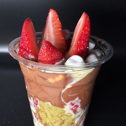 STRAWBERRY DUBAI CHOCOLATE CUP 16 oz