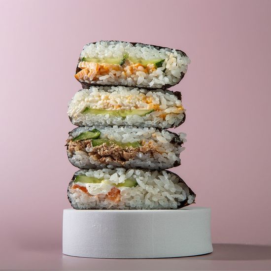 Онигири с лососем