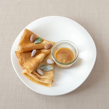 Блины с карамельным соусом и миндальным орехом