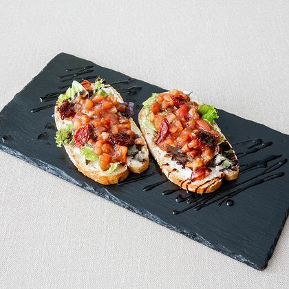 Брускета с томатами и нежным сливочным сыром