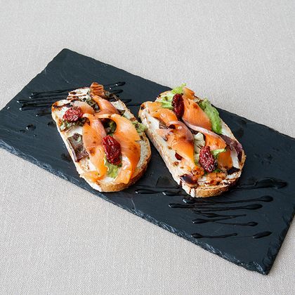 Брускетта с семгой и нежным сливочным сыром