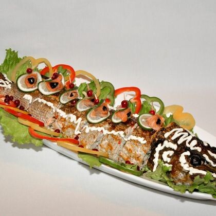 Щука фаршированная семгой и креветками