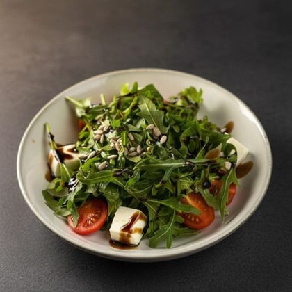 Салат с рукколой и сыром фета
