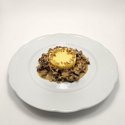 Беф-строганов с грибами и картофельным пюре