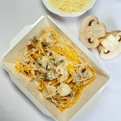 Фреш паста с курицей и гриб в сливочном соусе