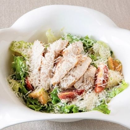 Салат Цезарь с беконом и куриной грудкой