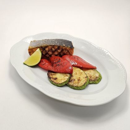 Семга запеченная с овощами гриль