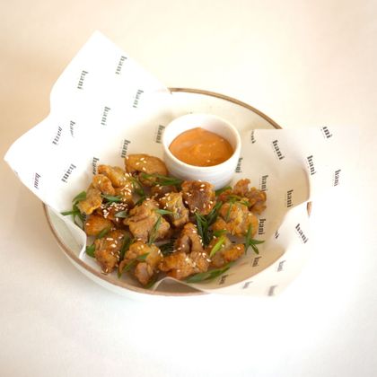 Хрустящий попкорн из курицы с соусом