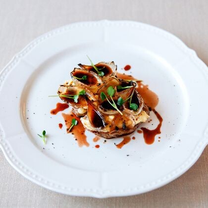 Филе говядины на гриле, с трюфельным   пюре и запеченным луком