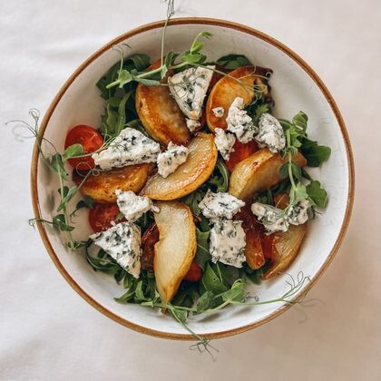 Салат с рукколой и карамелизированной грушей