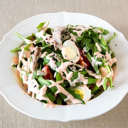 Салат с говяжьим языком и рукколой