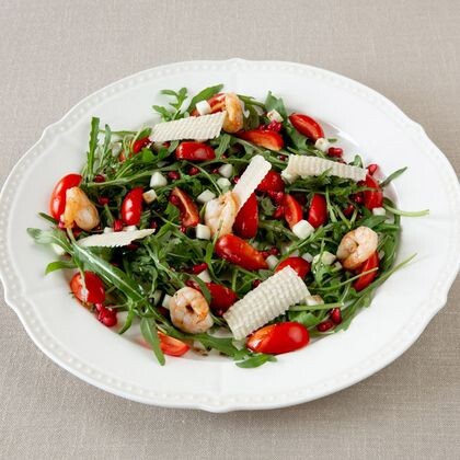 Салат с тигровыми креветками и  рукколой