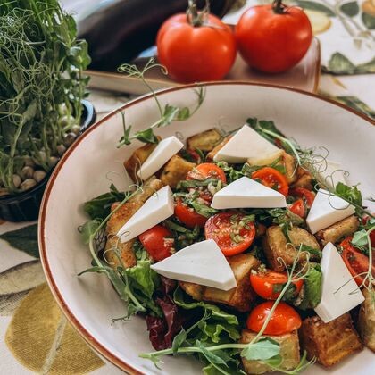 Салат с хрустящими баклажанами