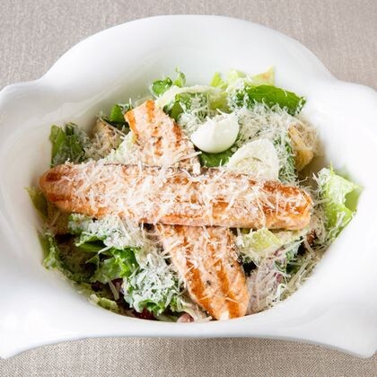 Салат Цезарь с семгой