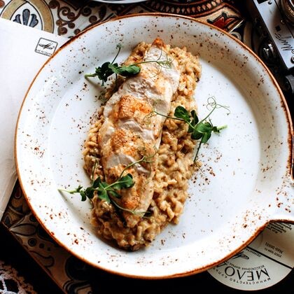 Грудка куриная с ризотто и белыми грибами