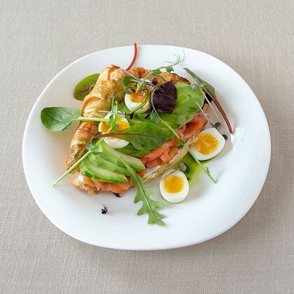 Круассан с малосольной семгой и авокадо