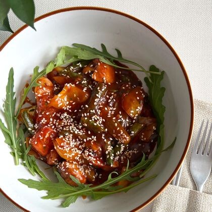 Куриная грудка с овощами в соусе терияки