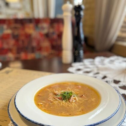 Домашний суп с лапшой и грилованной курицей