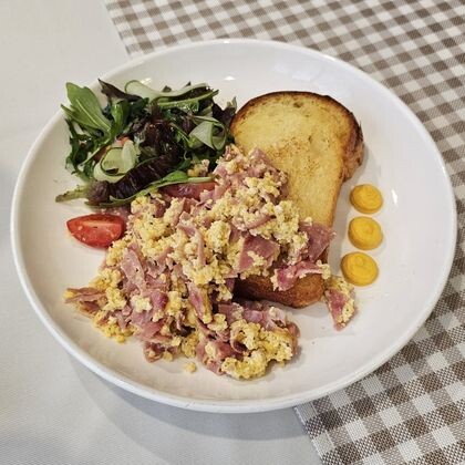 Бриошь скрембл с ветчиной