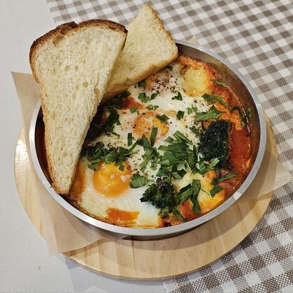 Шакшука с брокколи и сыром Гальбани