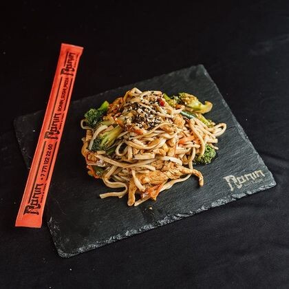 Wok удон с курицей и овощами