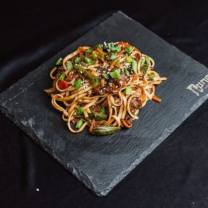 Wok удон с говядиной