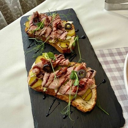 Брускета с ростбифом