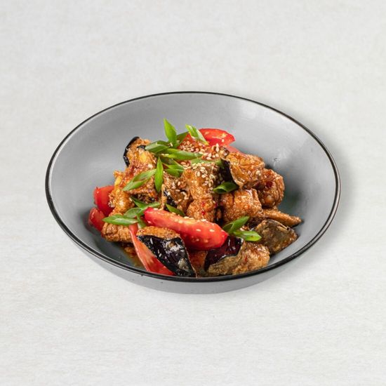 Салат с хрустящими баклажанами и курицей