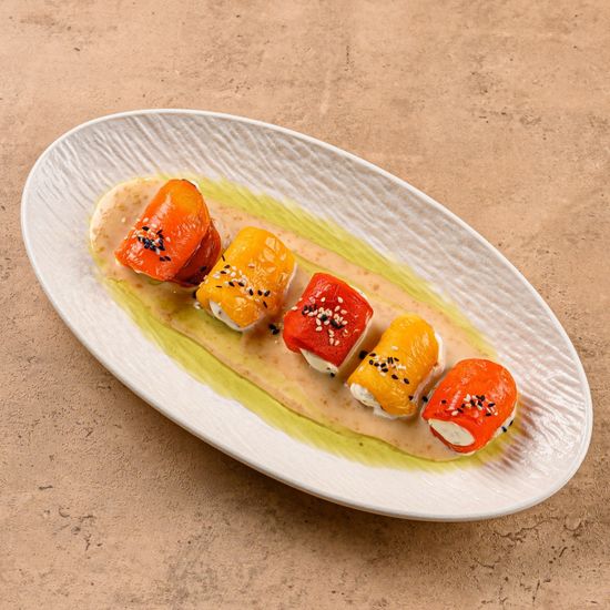 Овощные рулетики в ореховом соусе и орешками