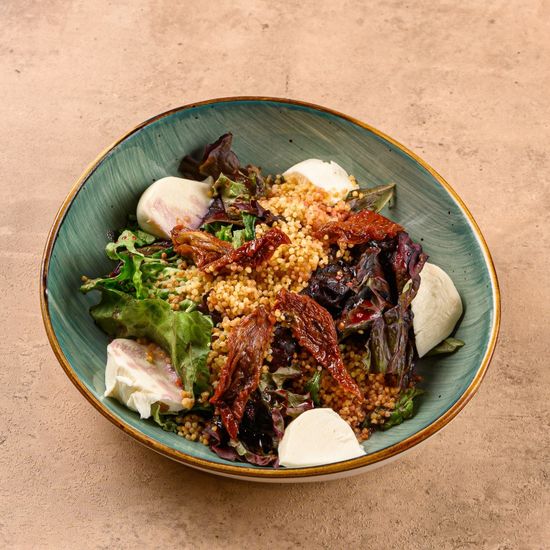 Салат с тары с вялеными томатами и моцареллой