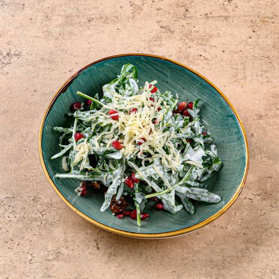 Салат гранатовый с соусом курт