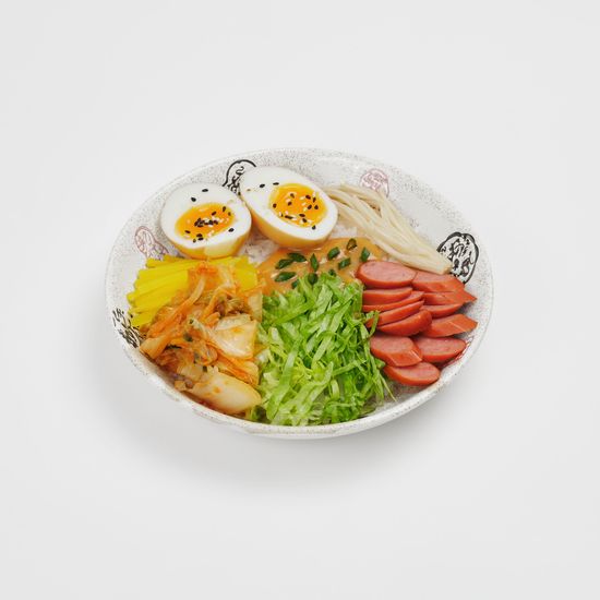 Боул по-корейски с сосисками и кимчи