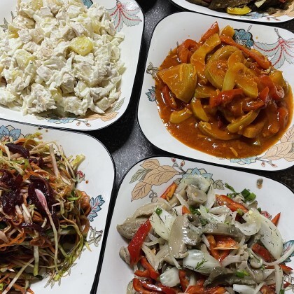 Сет 6 видов салатов 3кг. #2
1. Курица с ананасом и сыром 
2. Тайский с телятиной 
3. Салат из баклажан 
4. Грибной 
5. Салат из кабачков 
6. Витамин