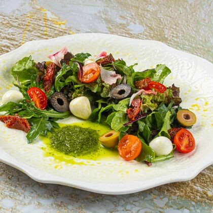 САЛАТ С МИНИ-МОЦАРЕЛЛОЙ