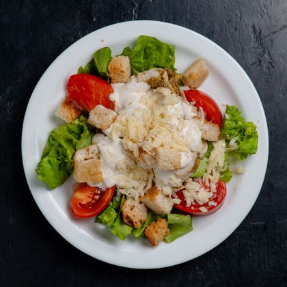 Салат Цезарь с денерским соусом