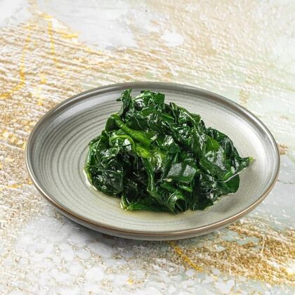 Шпинат тушенный с чесноком