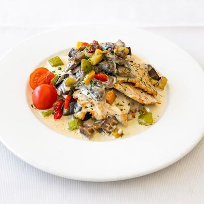 Филе индейки с овощами под грибным соусом