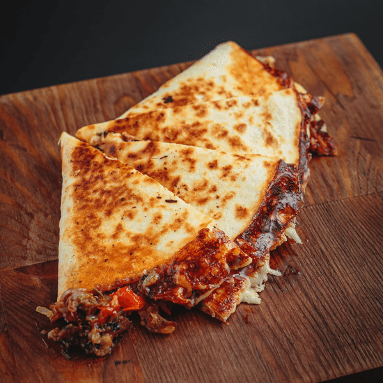 Кесадилья с рваной говядиной, овощами и моцареллой, 4 шт