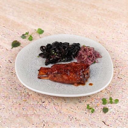 Ciolan de porc în sos de casă cu ciuperci marinate