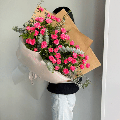 Кустовая роза в крафтовом оформлении