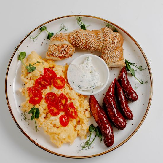 Скрэмбл с колбасами
