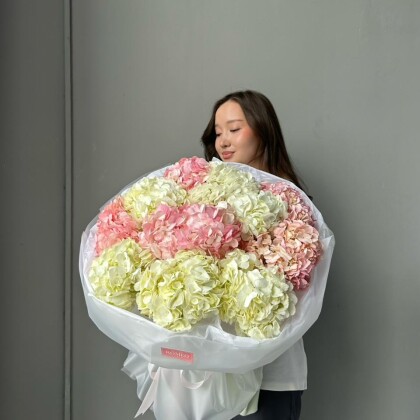 Нежный букет из 11 гортензий