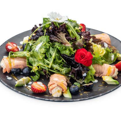 Теплый салат с рулетом из лосося