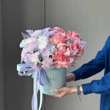 Хризантема и раскрытые розы