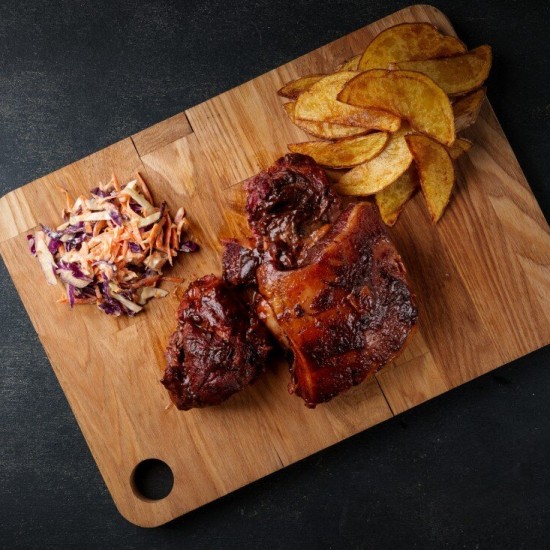 Ребра коня Slow& Low  с салатом Коул Слоу и картофельными дольками